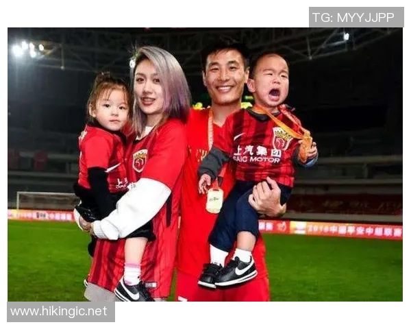 在女友面前展现风采的足球明星们的甜蜜瞬间与真实生活